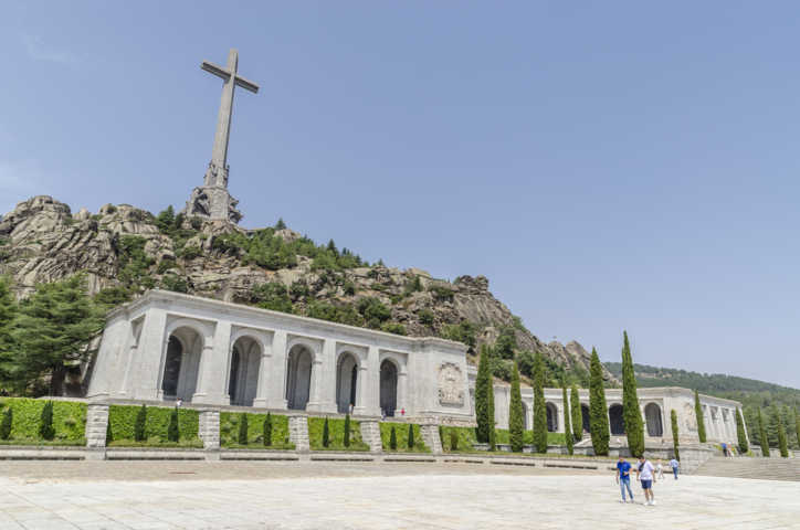 101 - Comunidad de Madrid - San Lorenzo del Escorial - Valle de Los Caidos - basilica y cruz
